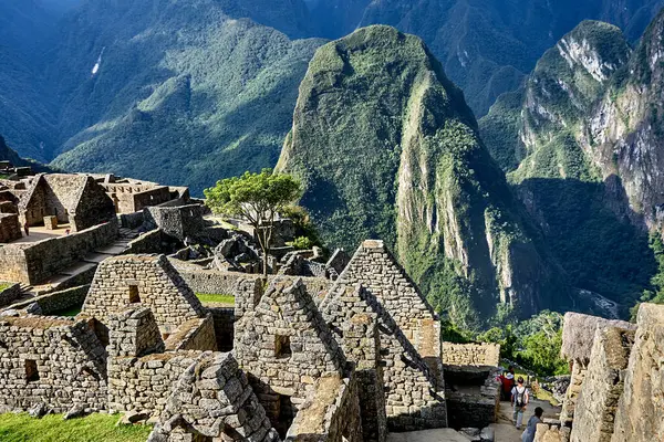 Sabah sisinin içinden yükselen Putucusi, Machu Picchu antik kalesinin karşısında dimdik duruyor. And tepelerinin arasında saklı bir mücevher, bu kutsal dağ eşsiz bir bakış açısı sunuyor...