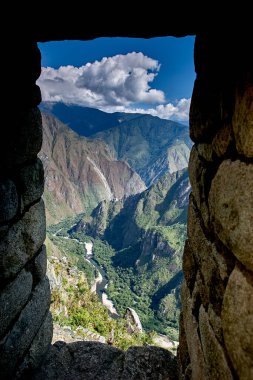And Dağları 'nın tepelerine tünemiş Machu Picchu İnka medeniyetinin görkeminin bir kanıtı olarak duruyor. Sisli tepeler ve yemyeşil yeşilliklerle çevrili bu antik harikalar saygı ve saygı uyandırır.