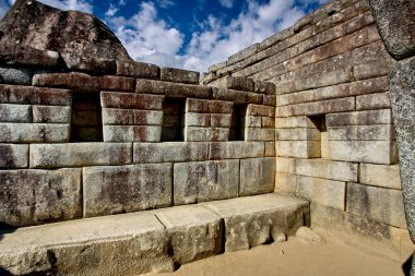And Dağları 'nın tepelerine tünemiş Machu Picchu İnka medeniyetinin görkeminin bir kanıtı olarak duruyor. Sisli tepeler ve yemyeşil yeşilliklerle çevrili bu antik harikalar saygı ve saygı uyandırır.