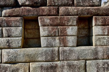 And Dağları 'nın tepelerine tünemiş Machu Picchu İnka medeniyetinin görkeminin bir kanıtı olarak duruyor. Sisli tepeler ve yemyeşil yeşilliklerle çevrili bu antik harikalar saygı ve saygı uyandırır.