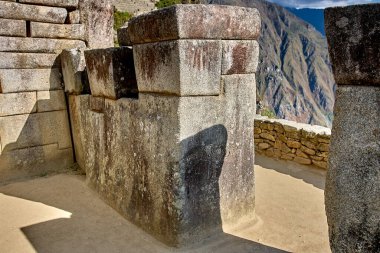 And Dağları 'nın tepelerine tünemiş Machu Picchu İnka medeniyetinin görkeminin bir kanıtı olarak duruyor. Sisli tepeler ve yemyeşil yeşilliklerle çevrili bu antik harikalar saygı ve saygı uyandırır.