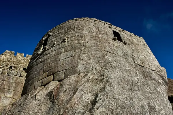 And Dağları 'nın tepelerine tünemiş Machu Picchu İnka medeniyetinin görkeminin bir kanıtı olarak duruyor. Sisli tepeler ve yemyeşil yeşilliklerle çevrili bu antik harikalar saygı ve saygı uyandırır.