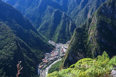 Putucusi 'nin zirvesinden Machu Picchu' ya açılan kapı, bereketli dağlar ve kıvrımlı Urubamba Nehri tarafından kucaklanan cazibesini gözler önüne seriyor..