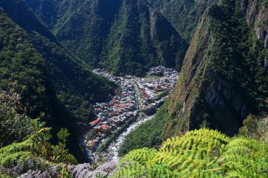 Putucusi 'nin zirvesinden Machu Picchu' ya açılan kapı, bereketli dağlar ve kıvrımlı Urubamba Nehri tarafından kucaklanan cazibesini gözler önüne seriyor..