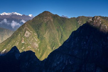Putucusi 'nin zirvesinden Machu Picchu gün doğumunun ilk ışıklarıyla uyanır, sis ve gizemle sarmalanır. Tarihin cennetle buluştuğu nefes kesici bir manzara.. 