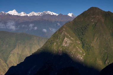 Putucusi 'nin zirvesinden Machu Picchu gün doğumunun ilk ışıklarıyla uyanır, sis ve gizemle sarmalanır. Tarihin cennetle buluştuğu nefes kesici bir manzara.. 