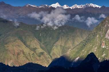 Putucusi 'nin zirvesinden Machu Picchu gün doğumunun ilk ışıklarıyla uyanır, sis ve gizemle sarmalanır. Tarihin cennetle buluştuğu nefes kesici bir manzara.. 