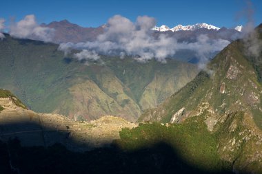 Putucusi 'nin zirvesinden Machu Picchu gün doğumunun ilk ışıklarıyla uyanır, sis ve gizemle sarmalanır. Tarihin cennetle buluştuğu nefes kesici bir manzara.. 