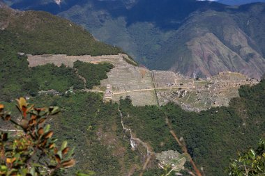 Putucusi 'nin zirvesinden Machu Picchu gün doğumunun ilk ışıklarıyla uyanır, sis ve gizemle sarmalanır. Tarihin cennetle buluştuğu nefes kesici bir manzara.. 