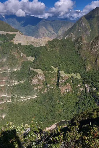 Putucusi 'nin zirvesinden Machu Picchu gün doğumunun ilk ışıklarıyla uyanır, sis ve gizemle sarmalanır. Tarihin cennetle buluştuğu nefes kesici bir manzara.. 