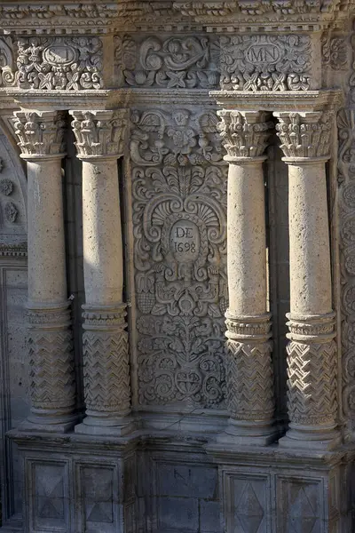 Görkemli Misti tarafından çerçevelenmiş, koloni cazibesinin ve And güzelliğinin çarpıcı bir karışımı..