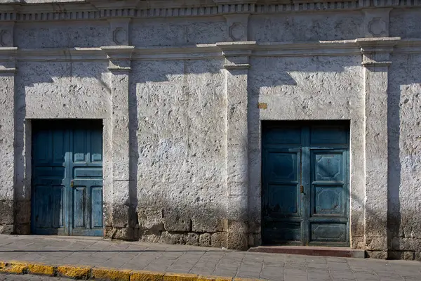 Görkemli Misti tarafından çerçevelenmiş, koloni cazibesinin ve And güzelliğinin çarpıcı bir karışımı..