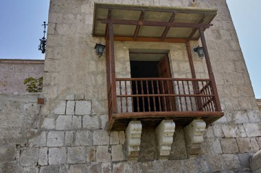 Arequipa 'daki bu görkemli vali evi volkanik sillar taştan inşa edildi. Koloni ihtişamı ve tarihinin bir kanıtı olarak duruyor. Geçmişe açılan bir kapı, her detayın bir hikaye anlattığı..