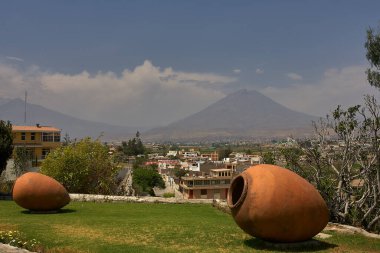 Arequipa 'daki bu görkemli vali evi volkanik sillar taştan inşa edildi. Koloni ihtişamı ve tarihinin bir kanıtı olarak duruyor. Geçmişe açılan bir kapı, her detayın bir hikaye anlattığı..