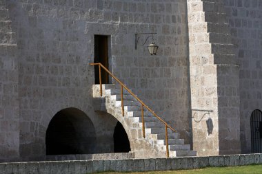 Arequipa 'daki bu görkemli vali evi volkanik sillar taştan inşa edildi. Koloni ihtişamı ve tarihinin bir kanıtı olarak duruyor. Geçmişe açılan bir kapı, her detayın bir hikaye anlattığı..