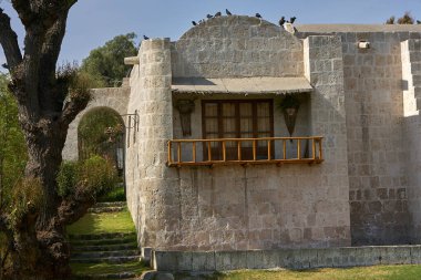 Arequipa 'daki bu görkemli vali evi volkanik sillar taştan inşa edildi. Koloni ihtişamı ve tarihinin bir kanıtı olarak duruyor. Geçmişe açılan bir kapı, her detayın bir hikaye anlattığı..