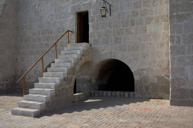 Arequipa 'daki bu görkemli vali evi volkanik sillar taştan inşa edildi. Koloni ihtişamı ve tarihinin bir kanıtı olarak duruyor. Geçmişe açılan bir kapı, her detayın bir hikaye anlattığı..