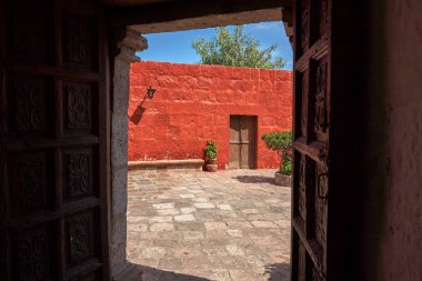 Arequipa-Santa Catalina manastırı Dominikli rahibeler için bir manastır olarak kuruldu. Büyüleyici mimarisi, canlı renkleri ve İspanyol sömürgeci ve yerel etkilerinin eşsiz karışımı ile ünlüdür..