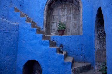 Arequipa-Santa Catalina manastırı Dominikli rahibeler için bir manastır olarak kuruldu. Büyüleyici mimarisi, canlı renkleri ve İspanyol sömürgeci ve yerel etkilerinin eşsiz karışımı ile ünlüdür..