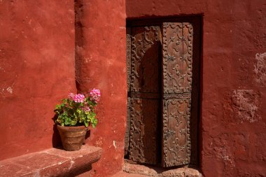 Arequipa-Santa Catalina manastırı Dominikli rahibeler için bir manastır olarak kuruldu. Büyüleyici mimarisi, canlı renkleri ve İspanyol sömürgeci ve yerel etkilerinin eşsiz karışımı ile ünlüdür..