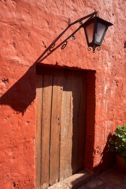 Arequipa-Santa Catalina manastırı Dominikli rahibeler için bir manastır olarak kuruldu. Büyüleyici mimarisi, canlı renkleri ve İspanyol sömürgeci ve yerel etkilerinin eşsiz karışımı ile ünlüdür..