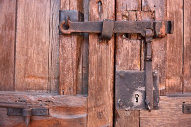 Arequipa-Santa Catalina manastırı Dominikli rahibeler için bir manastır olarak kuruldu. Büyüleyici mimarisi, canlı renkleri ve İspanyol sömürgeci ve yerel etkilerinin eşsiz karışımı ile ünlüdür..