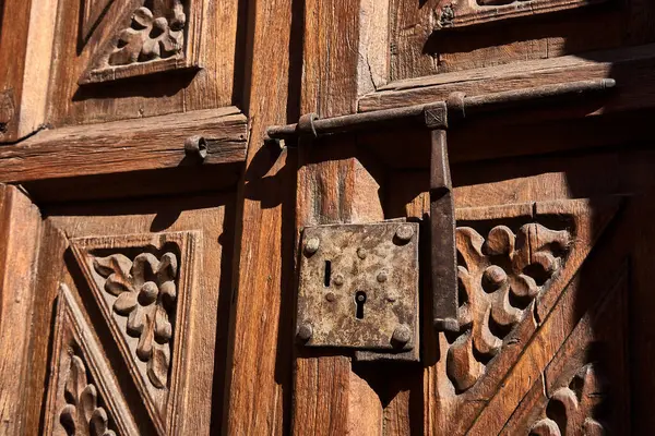 Arequipa-Santa Catalina manastırı Dominikli rahibeler için bir manastır olarak kuruldu. Büyüleyici mimarisi, canlı renkleri ve İspanyol sömürgeci ve yerel etkilerinin eşsiz karışımı ile ünlüdür..
