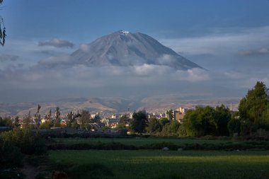 Arka planda volkan sisi olan Arequipa yakınlarındaki tarım arazileri.