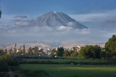 Arka planda volkan sisi olan Arequipa yakınlarındaki tarım arazileri.