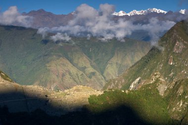 Putucusi 'nin zirvesinden Machu Picchu gün doğumunun ilk ışıklarıyla uyanır, sis ve gizemle sarmalanır. Tarihin cennetle buluştuğu nefes kesici bir manzara.. 