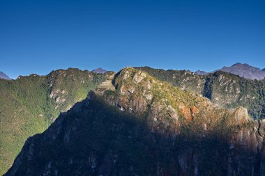Putucusi 'nin zirvesinden Machu Picchu gün doğumunun ilk ışıklarıyla uyanır, sis ve gizemle sarmalanır. Tarihin cennetle buluştuğu nefes kesici bir manzara.. 