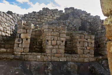 And Dağları 'nın tepelerine tünemiş Machu Picchu İnka medeniyetinin görkeminin bir kanıtı olarak duruyor. Sisli tepeler ve yemyeşil yeşilliklerle çevrili bu antik harikalar saygı ve saygı uyandırır.