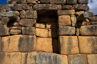 And Dağları 'nın tepelerine tünemiş Machu Picchu İnka medeniyetinin görkeminin bir kanıtı olarak duruyor. Sisli tepeler ve yemyeşil yeşilliklerle çevrili bu antik harikalar saygı ve saygı uyandırır.