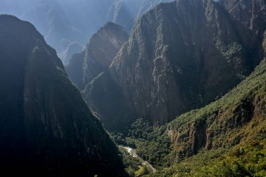 And Dağları 'nın tepelerine tünemiş Machu Picchu İnka medeniyetinin görkeminin bir kanıtı olarak duruyor. Sisli tepeler ve yemyeşil yeşilliklerle çevrili bu antik harikalar saygı ve saygı uyandırır.
