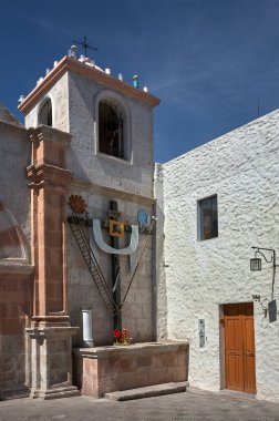 Arequipa gizli sokakları, sömürge cepheleri ve sillar taşların zamansız güzelliği geçmişin fısıldayan hikayeleri. Beyaz şehrin gizli bir köşesi keşfedilmeyi bekliyor.