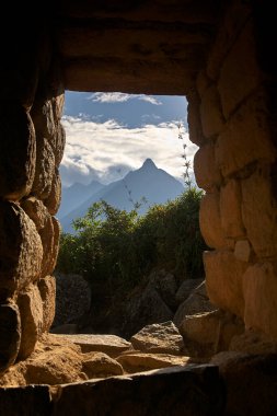 And Dağları 'nın tepelerine tünemiş Machu Picchu İnka medeniyetinin görkeminin bir kanıtı olarak duruyor. Sisli tepeler ve yemyeşil yeşilliklerle çevrili bu antik harikalar saygı ve saygı uyandırır.