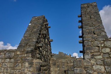 And Dağları 'nın tepelerine tünemiş Machu Picchu İnka medeniyetinin görkeminin bir kanıtı olarak duruyor. Sisli tepeler ve yemyeşil yeşilliklerle çevrili bu antik harikalar saygı ve saygı uyandırır.