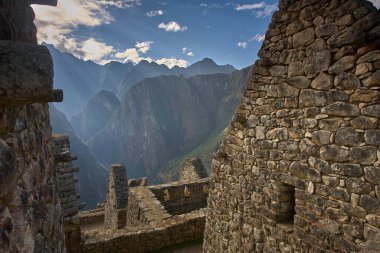 And Dağları 'nın tepelerine tünemiş Machu Picchu İnka medeniyetinin görkeminin bir kanıtı olarak duruyor. Sisli tepeler ve yemyeşil yeşilliklerle çevrili bu antik harikalar saygı ve saygı uyandırır.