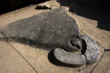 And Dağları 'nın tepelerine tünemiş Machu Picchu İnka medeniyetinin görkeminin bir kanıtı olarak duruyor. Sisli tepeler ve yemyeşil yeşilliklerle çevrili bu antik harikalar saygı ve saygı uyandırır.