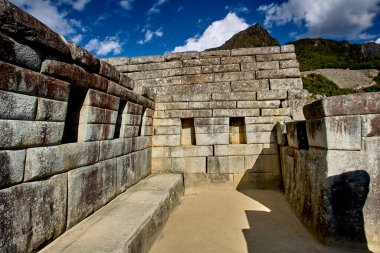 And Dağları 'nın tepelerine tünemiş Machu Picchu İnka medeniyetinin görkeminin bir kanıtı olarak duruyor. Sisli tepeler ve yemyeşil yeşilliklerle çevrili bu antik harikalar saygı ve saygı uyandırır.