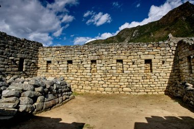 And Dağları 'nın tepelerine tünemiş Machu Picchu İnka medeniyetinin görkeminin bir kanıtı olarak duruyor. Sisli tepeler ve yemyeşil yeşilliklerle çevrili bu antik harikalar saygı ve saygı uyandırır.