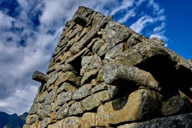 And Dağları 'nın tepelerine tünemiş Machu Picchu İnka medeniyetinin görkeminin bir kanıtı olarak duruyor. Sisli tepeler ve yemyeşil yeşilliklerle çevrili bu antik harikalar saygı ve saygı uyandırır.