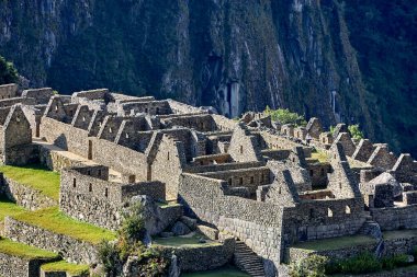 And Dağları 'nın tepelerine tünemiş Machu Picchu İnka medeniyetinin görkeminin bir kanıtı olarak duruyor. Sisli tepeler ve yemyeşil yeşilliklerle çevrili bu antik harikalar saygı ve saygı uyandırır.