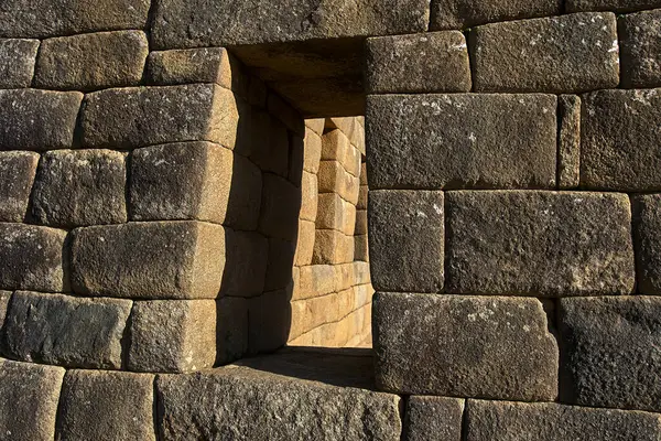 And Dağları 'nın tepelerine tünemiş Machu Picchu İnka medeniyetinin görkeminin bir kanıtı olarak duruyor. Sisli tepeler ve yemyeşil yeşilliklerle çevrili bu antik harikalar saygı ve saygı uyandırır.