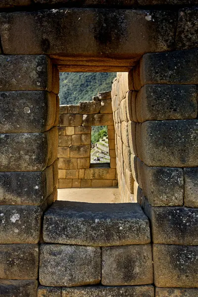 And Dağları 'nın tepelerine tünemiş Machu Picchu İnka medeniyetinin görkeminin bir kanıtı olarak duruyor. Sisli tepeler ve yemyeşil yeşilliklerle çevrili bu antik harikalar saygı ve saygı uyandırır.