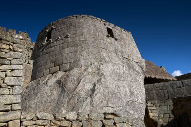 And Dağları 'nın tepelerine tünemiş Machu Picchu İnka medeniyetinin görkeminin bir kanıtı olarak duruyor. Sisli tepeler ve yemyeşil yeşilliklerle çevrili bu antik harikalar saygı ve saygı uyandırır.