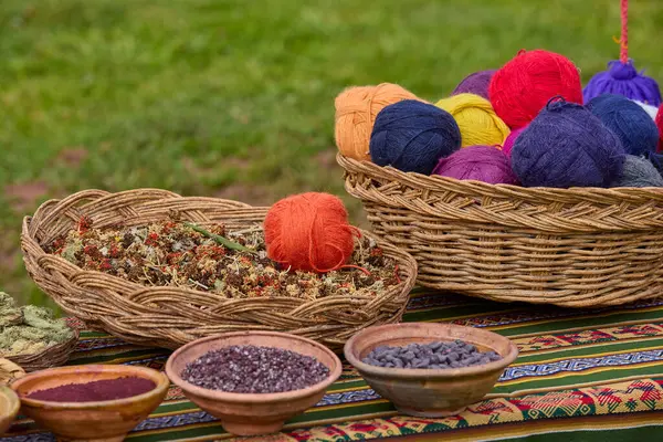 Bu el yapımı ve doğal boyanmış iplikler nesilden nesile geçen Andean dokuma tekniklerini koruyan yetenekli Keçuva zanaatkarları tarafından yapıldı. Her renk bir hikaye anlatır..