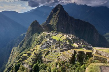 And Dağları 'nın tepelerine tünemiş Machu Picchu İnka medeniyetinin görkeminin bir kanıtı olarak duruyor. Sisli tepeler ve yemyeşil yeşilliklerle çevrili bu antik harikalar saygı ve saygı uyandırır.