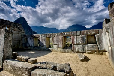 And Dağları 'nın tepelerine tünemiş Machu Picchu İnka medeniyetinin görkeminin bir kanıtı olarak duruyor. Sisli tepeler ve yemyeşil yeşilliklerle çevrili bu antik harikalar saygı ve saygı uyandırır.