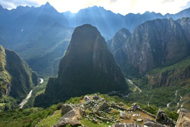 And Dağları 'nın tepelerine tünemiş Machu Picchu İnka medeniyetinin görkeminin bir kanıtı olarak duruyor. Sisli tepeler ve yemyeşil yeşilliklerle çevrili bu antik harikalar saygı ve saygı uyandırır.